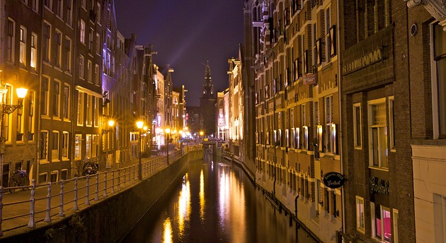 A narrow Amsterdam canal